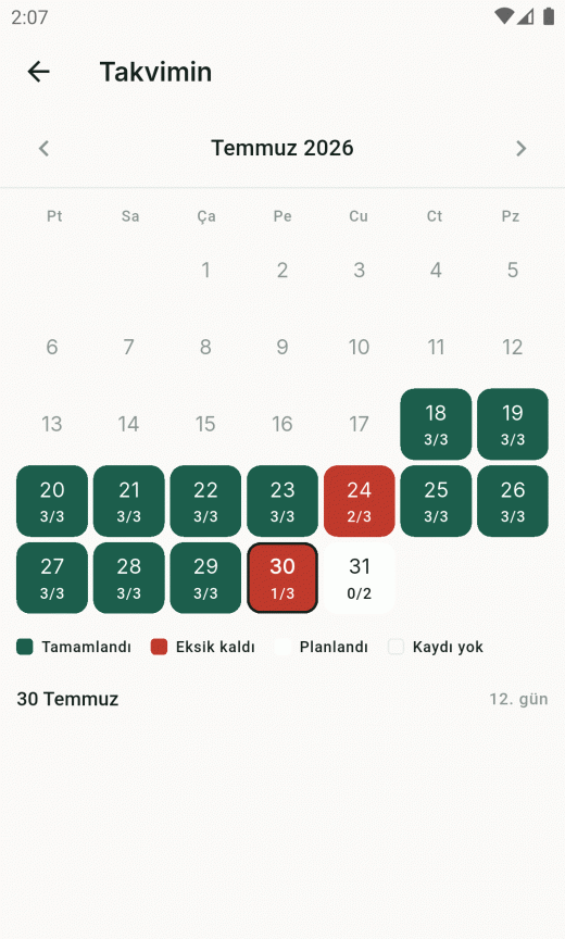 Takvim ekranı: günlük görev tamamlama durumu renk kodlu, operasyon öncesi günler boş